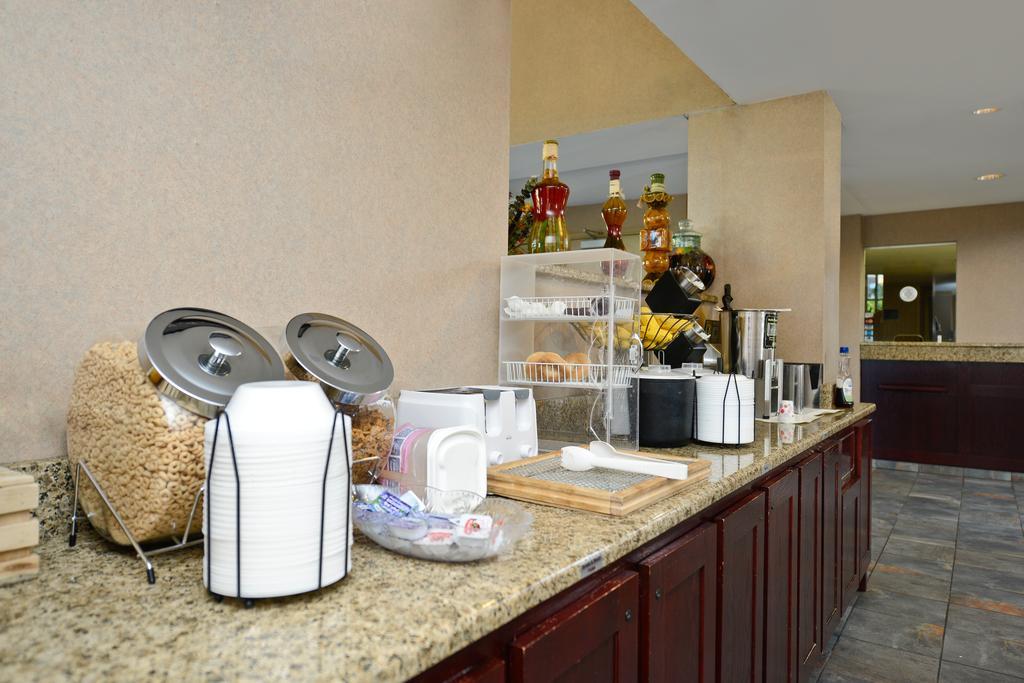 Americas Best Value Inn And Suites Overland Park Restaurante foto