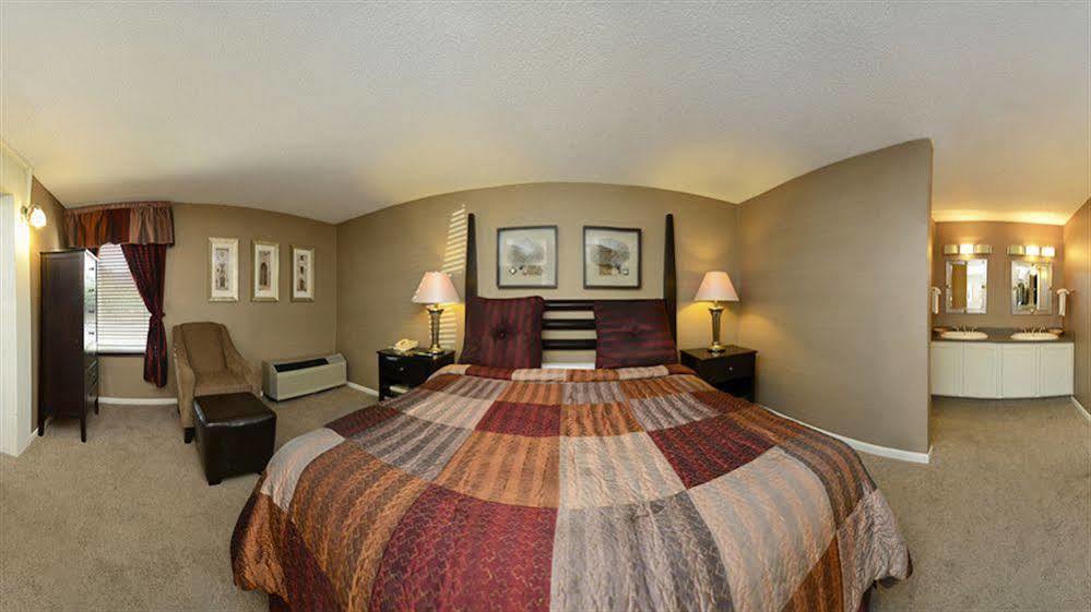 Americas Best Value Inn And Suites Overland Park Exterior foto